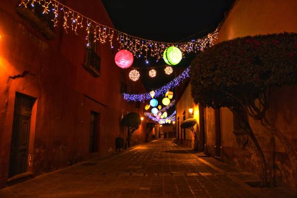 lumières de noel dans les rues de queretaro, mexique - queretaro city photos et images de collection