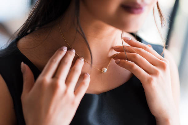 piccolo tocco di glamour per gli appuntamenti di san valentino - modella negozio foto e immagini stock