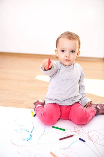 istock Little baby girl drawing 1195060733