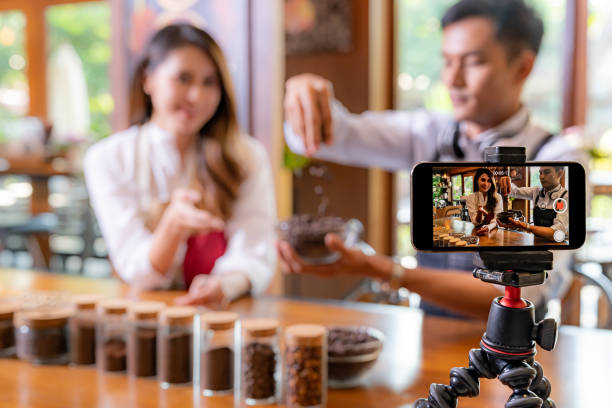 istock VLOG owner review cafe 1195078510