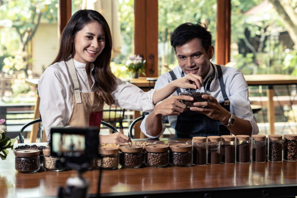 istock VLOG owner review cafe 1195079112