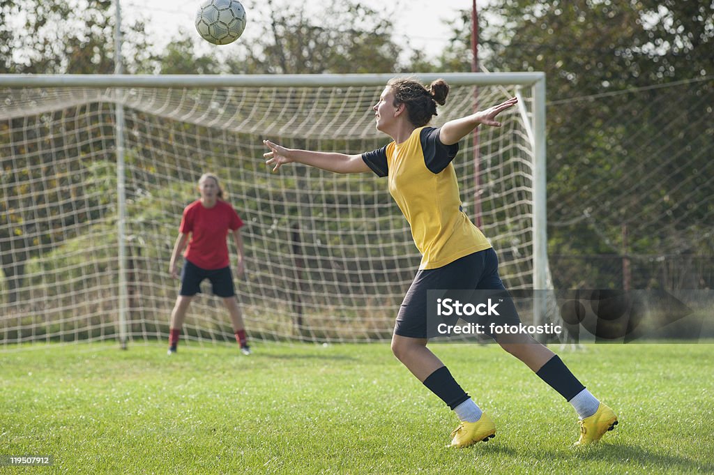 Niñas jugando al fútbol - Foto de stock de Jugador de fútbol libre de derechos