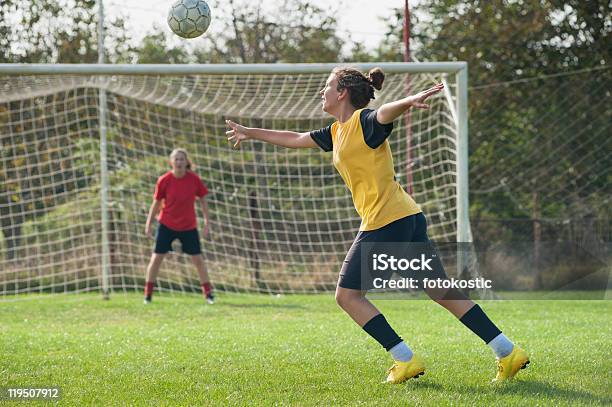 Niñas Jugando Al Fútbol Foto de stock y más banco de imágenes de Jugador de fútbol - Jugador de fútbol, Mujeres, Fútbol