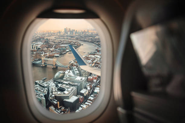 london aus einem flugzeugfenster - london england canary wharf skyline cityscape stock-fotos und bilder