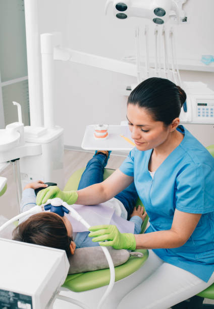 dentista pediatrico che fa sedazione inalazione a un bambino durante il trattamento dei denti presso la clinica dentale. odontoiatria sedazione - nitrous oxide foto e immagini stock