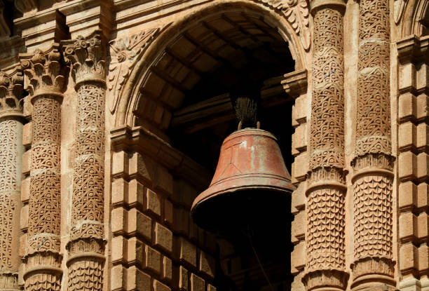 precioso campanario decorativo de la iglesia católica en la ciudad vieja de cusco, perú - religion christianity bell tower catholicism fotografías e imágenes de stock