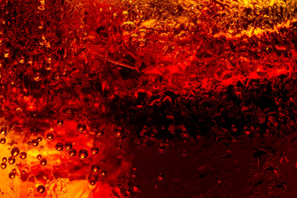 nahaufnahme der eiswürfel im cola-hintergrund, detail von cold bubbly carbonated soft drink mit eis - crushed ice freshness red lime stock-fotos und bilder