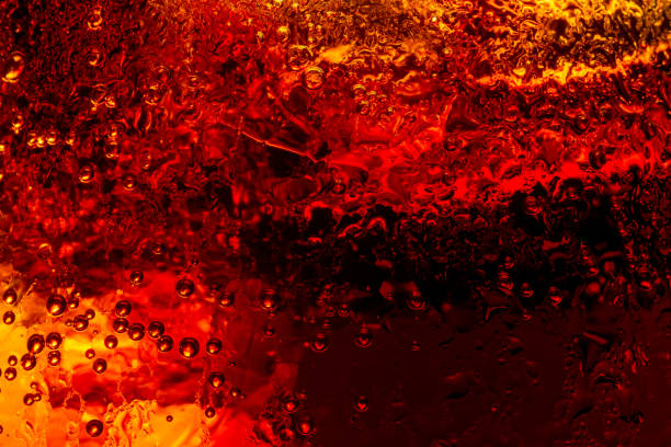 nahaufnahme der eiswürfel im cola-hintergrund, detail von cold bubbly carbonated soft drink mit eis - crushed ice freshness red lime stock-fotos und bilder