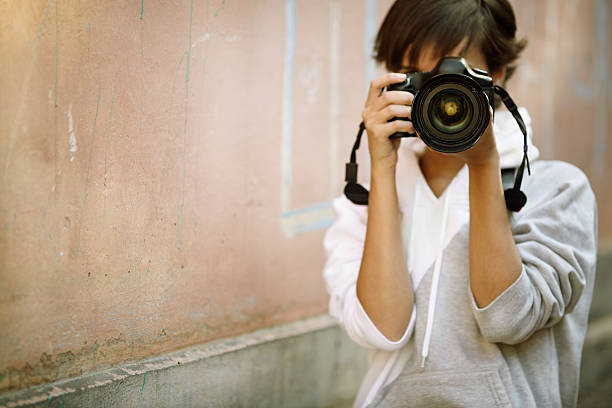 fotografia de rua - reportage photographer photographing street imagens e fotografias de stock