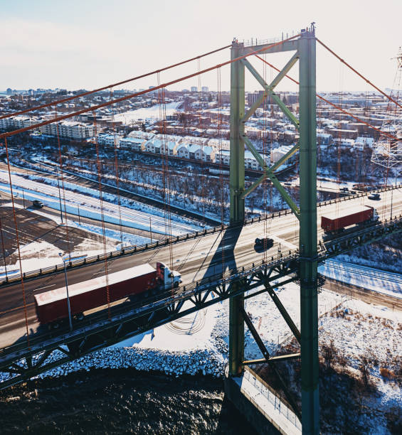 pont mackay - halifax nova scotia vertical traffic photos et images de collection