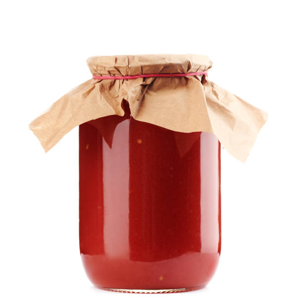 una lata de papel envuelto en tomate rojo se dispara de cerca - chutney jar tomato preserved fotografías e imágenes de stock