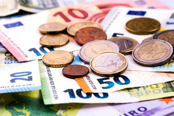 banconote e monete dell'unione europea - currency exchange currency euro symbol european union currency foto e immagini stock