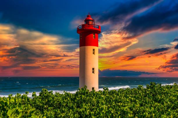 маяк умхланга с зелеными растениями - rock lighthouse nautical vessel nature стоковые фото и изображения