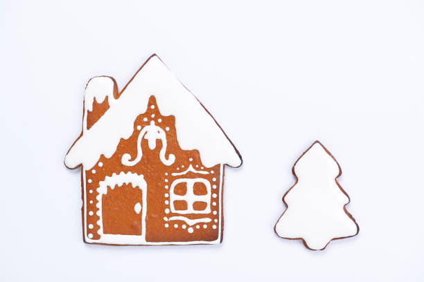 la casa di pan di zenzero mangiabile fatta a mano e l'albero di capodanno su sfondo bianco - new year wall door decoration foto e immagini stock
