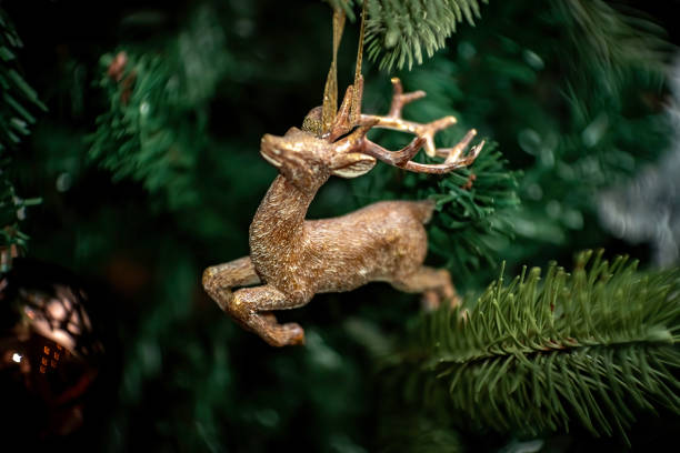 istock Golden reindeer christmas ball centered 1195127166