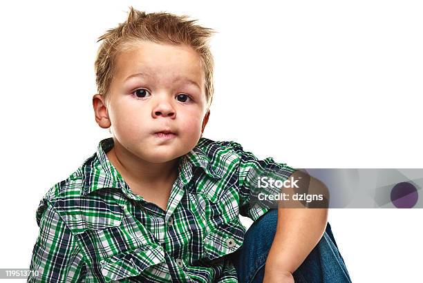 Adorabile Piccolo Ragazzo Guardando Pensoso - Fotografie stock e altre immagini di Abbigliamento - Abbigliamento, Abbigliamento casual, Bambini maschi