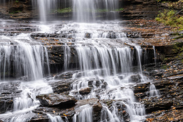 vue cascade de pearsons falls - rapid appalachian mountains autumn water photos et images de collection