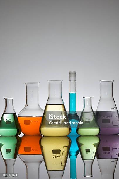 Foto de Artigos De Vidro De Laboratório e mais fotos de stock de Amarelo - Amarelo, Azul, Ciência