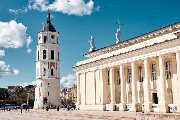 catedral de vilna y campanario, centro histórico de vilna, lituania - religion christianity bell tower catholicism fotografías e imágenes de stock