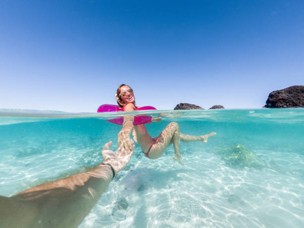 istock Follow me to paradise 1195167149