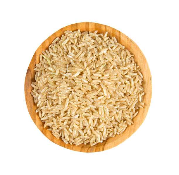 brązowy ryż w misce z drewna oliwnego wyizolowanej na białym - brown rice rice heap brown zdjęcia i obrazy z banku zdjęć