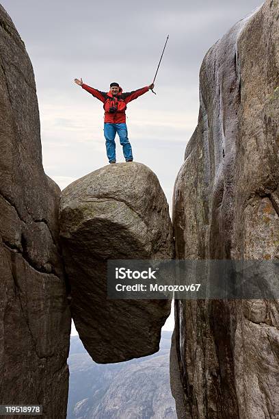 Alpinista In Cima - Fotografie stock e altre immagini di Ambientazione esterna - Ambientazione esterna, Arrampicata su roccia, Avventura