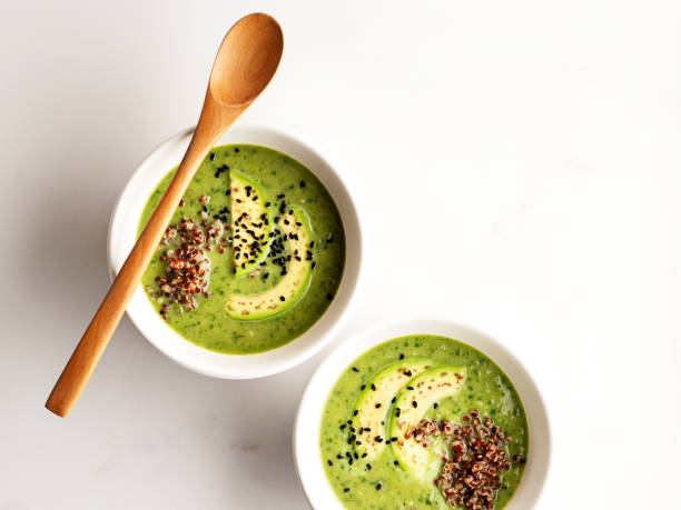 sopa de aguacate, sopa de quinua y aguacate, sopa de espinacas con aguacate - quinoa spoon wood photography fotografías e imágenes de stock