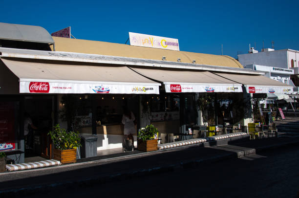 pierzeja kawiarni restauracji na 25is martiou - log fire zdjęcia i obrazy z banku zdjęć
