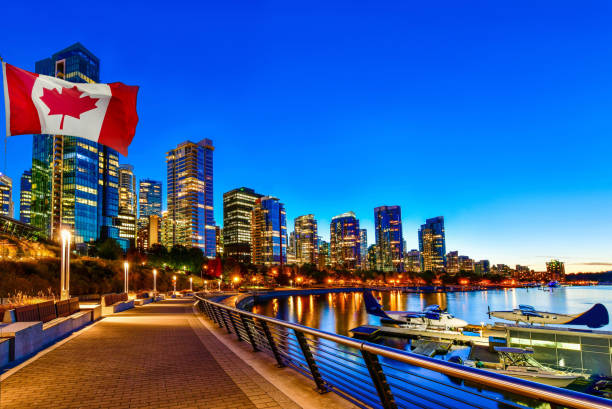 bandeira canadense na frente da vista na baixa de vancôver, colômbia britânica, canadá - vancouver skyline canada panoramic - fotografias e filmes do acervo