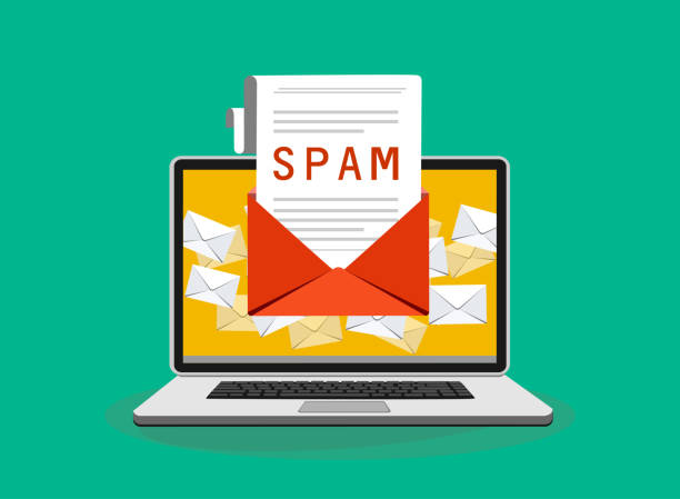 illustrations, cliparts, dessins animés et icônes de la fenêtre d'avertissement de spam s'affiche sur l'écran de l'ordinateur portable. concept de virus, de piratage, de piratage et de sécurité. enveloppe avec spam. bannière de site web de protection d'e-mail, logiciel anti-malware. vecteur plat. - spam