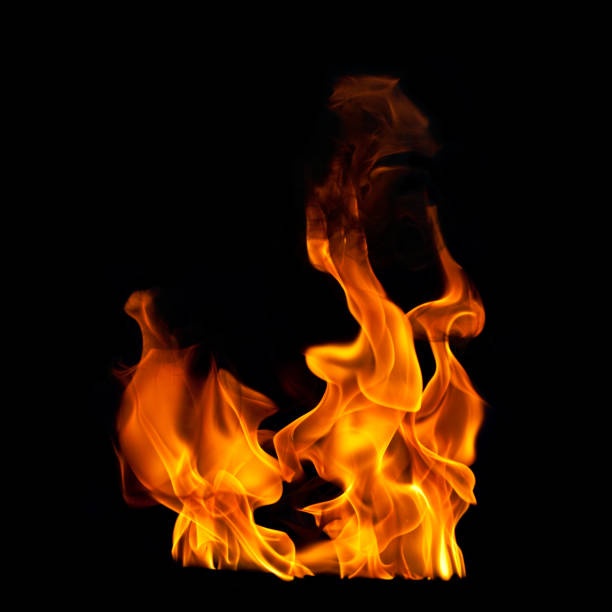 chamas do fogo no fundo fotográfico preto - arson black bright burning - fotografias e filmes do acervo