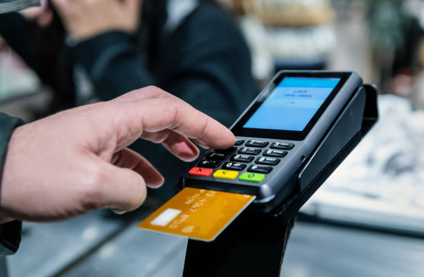 man paying shopping with credit card pin entry in the supermarket - credit card reader imagens e fotografias de stock