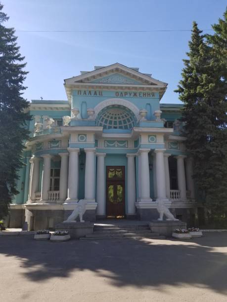 центральный дворец брак в харькове - boulevard mansion road grounds стоковые фото и изображения