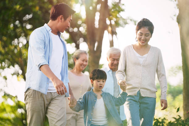 mehrgenerationen-asiaten-familie entspannt im freien im park - grandparent multi generation family grandfather child stock-fotos und bilder