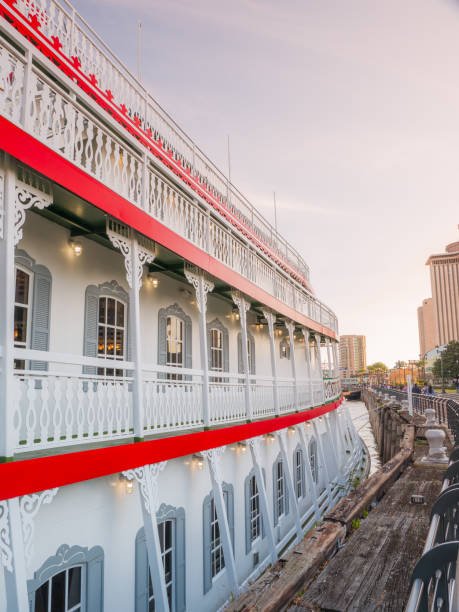 navio a vapor da pá de nova orleães no rio de mississippi em nova orleães, lousiana - new orleans steamboat orleans new - fotografias e filmes do acervo