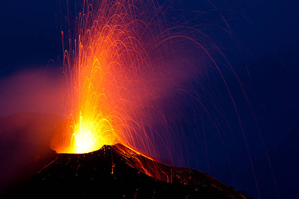 화산 활동으로 스트롬볼리 - volcano exploding smoke erupting 뉴스 사진 이미지