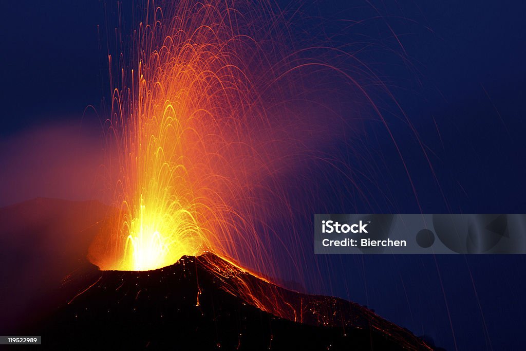 Erupção do Vulcão stromboli - Foto de stock de Vulcão royalty-free