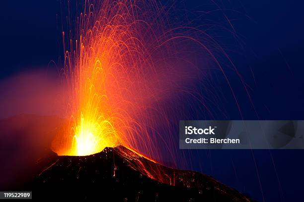 Foto de Erupção Do Vulcão Stromboli e mais fotos de stock de Vulcão - Vulcão, Ilha Stromboli, Entrar em Erupção