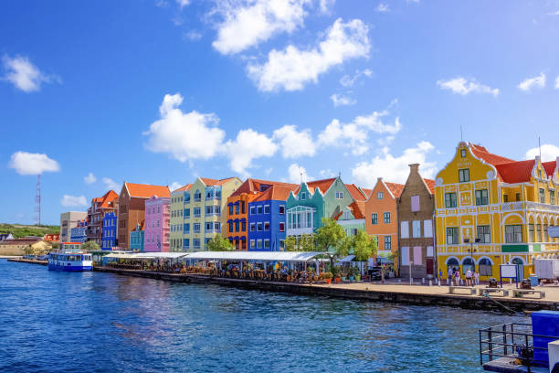 specifieke gekleurde gebouwen in curacao - grachtenpand stockfoto's en -beelden