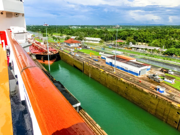 blick auf den panamakanal vom schiff - gatun stock-fotos und bilder