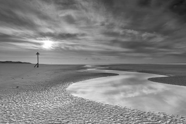 meander on the beach, west wittering, west sussex, royaume-uni - witterung photos et images de collection