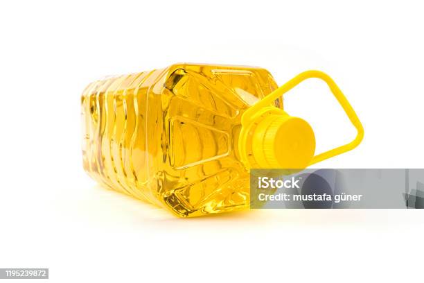 Olive Oil Plastic Isolated On White Background - Fotografias de stock e mais imagens de Alimentação Não-saudável - Alimentação Não-saudável, Alimentação Saudável, Amarelo