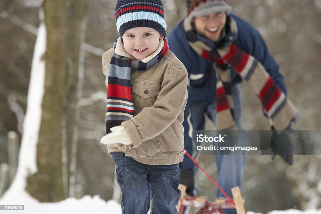 Niños de extracción de trineo de invierno paisaje - Foto de stock de Familia libre de derechos