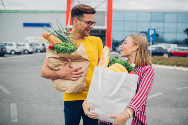 istock Married couple goes shopping 1195247519
