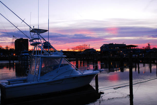 brilho do por do sol em um porto calmo - new jersey usa commercial dock cityscape - fotografias e filmes do acervo