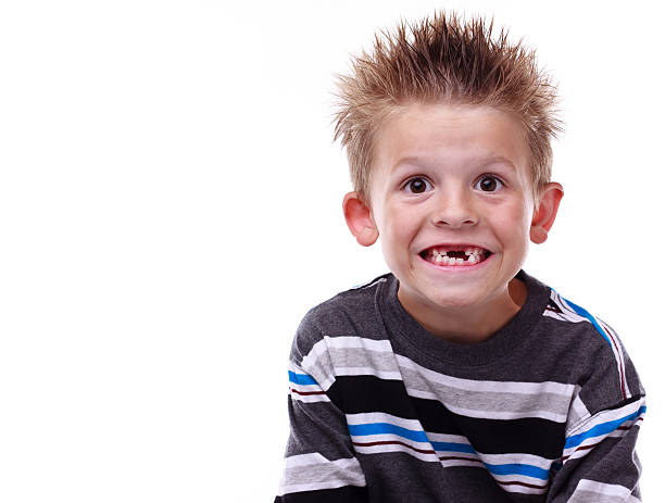 Mignon jeune garçon souriant et des dents manquant - Photo