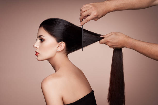 fryzjer czesa włosy kobiety - dramatic make up zdjęcia i obrazy z banku zdjęć
