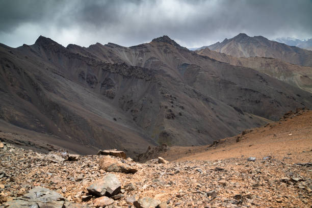 trekking do vale de pshart a madiyan na estrada de tajikistan pamir. passagem de gumbezkul - pamirs - fotografias e filmes do acervo