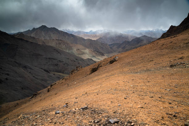 trekking de la vallée de pshart à madiyan dans l'autoroute du tadjikistan pamir. col de gumbezkul - pamirs photos et images de collection