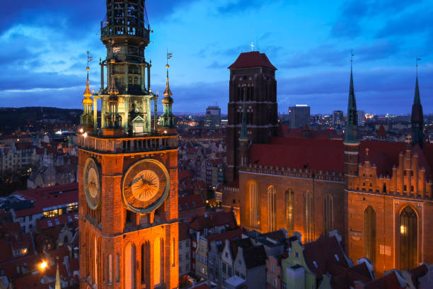 vista aerea del centro storico di danzica con una splendida architettura al crepuscolo - autumn clock roof colors foto e immagini stock